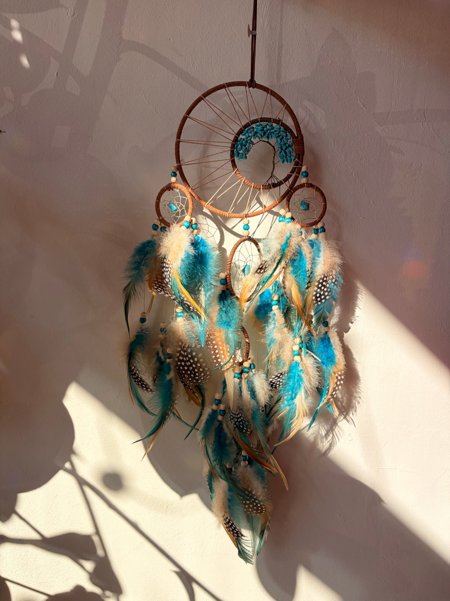 Blauer Traumfänger mit Kristallen